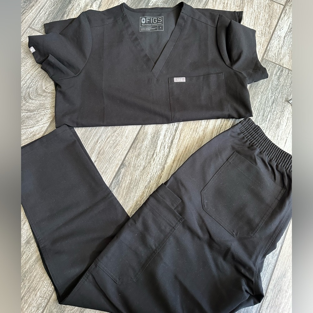 Figs - Catarina Top & Yola Pant- small 
Great condition